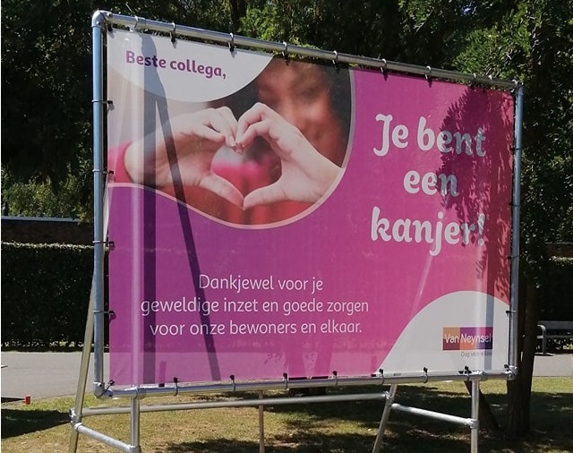 Meshdoek vrijstaand spandoekframe