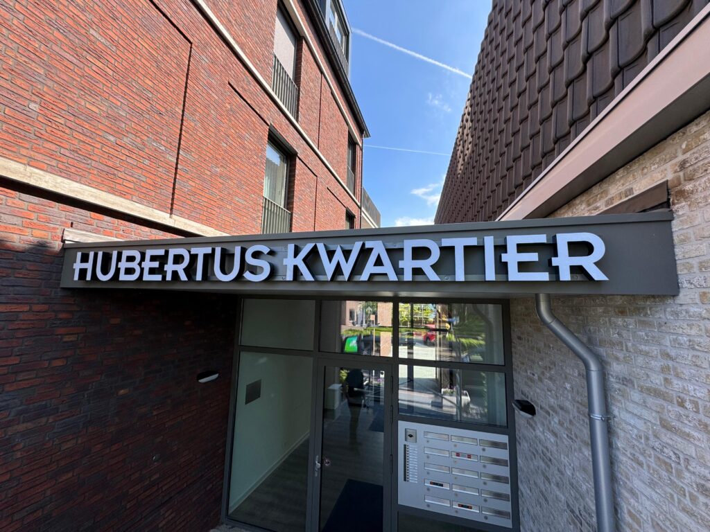 "Foto van doosletters met verlichting aan de voorzijde, ideale oplossing voor opvallende en professionele gevelreclame."