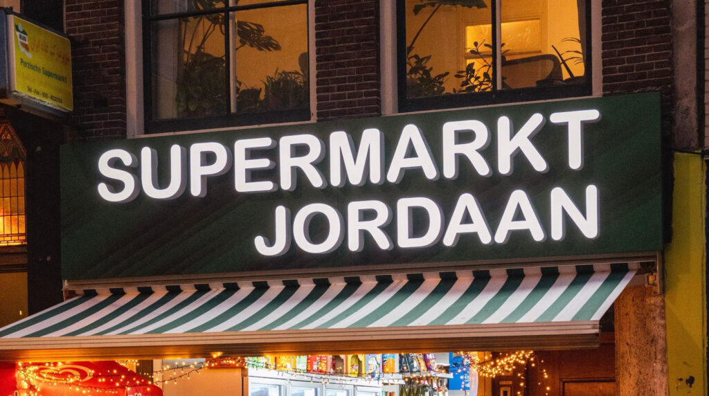 Verlichte doosletters aan de gevel in Amsterdam