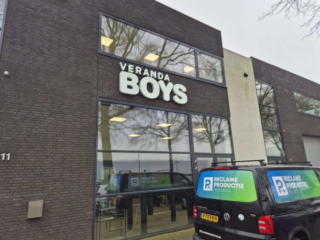 witte doosletters aan de gevel met bedrijfsnaam