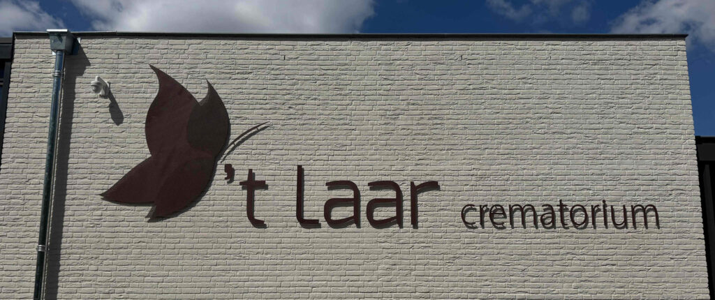 Roest logo aan buitengevel