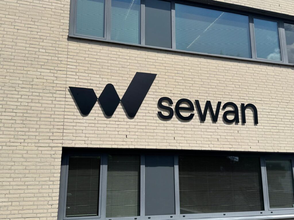Gefreesd logo aan de wand freesletters