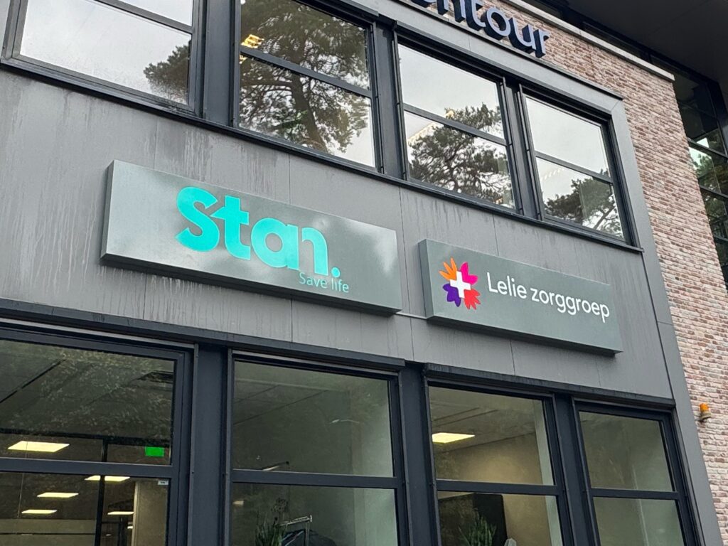 Lichtbakken aan de gevel