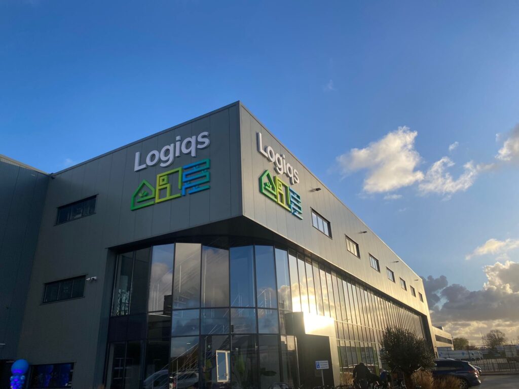 doosletters project Logiqs gevelreclame overdag