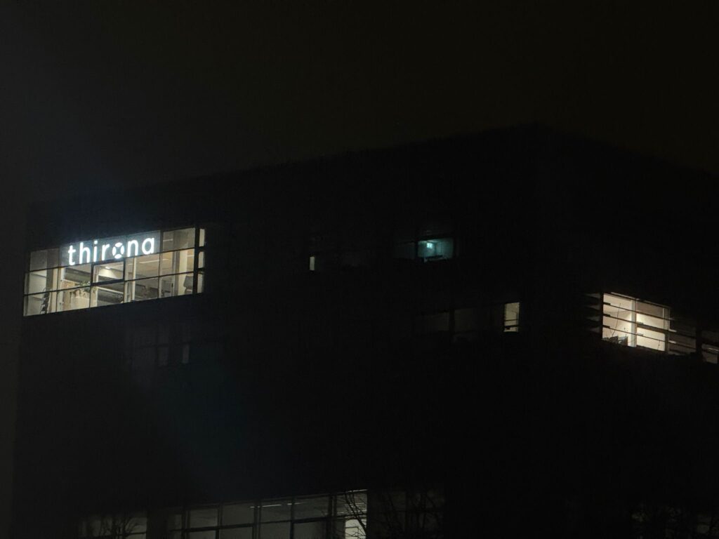 foto op afstand genomen in de avond. Project thirona, doosletters lichtreclame