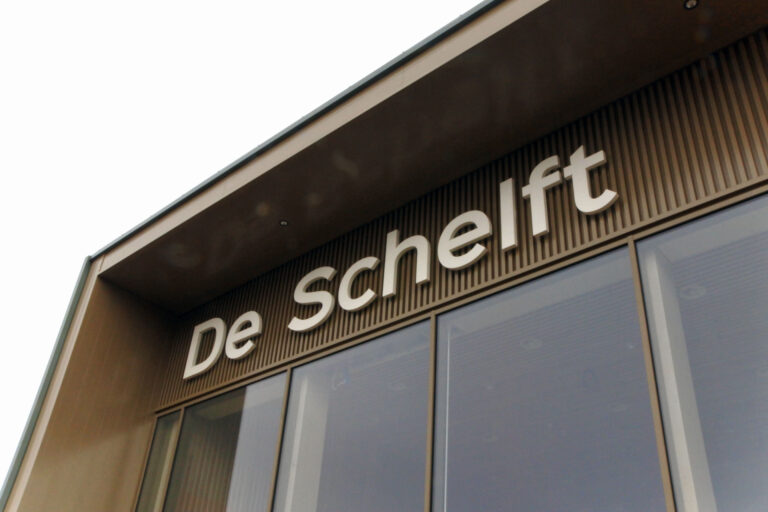 Doosletters aan gevel