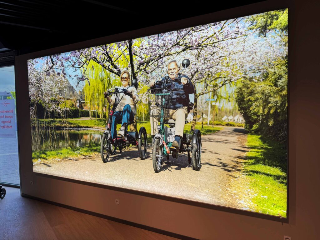 Verlicht textielframe aan wand interieur