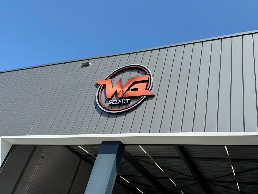 Verlicht 3d logo aan gevel