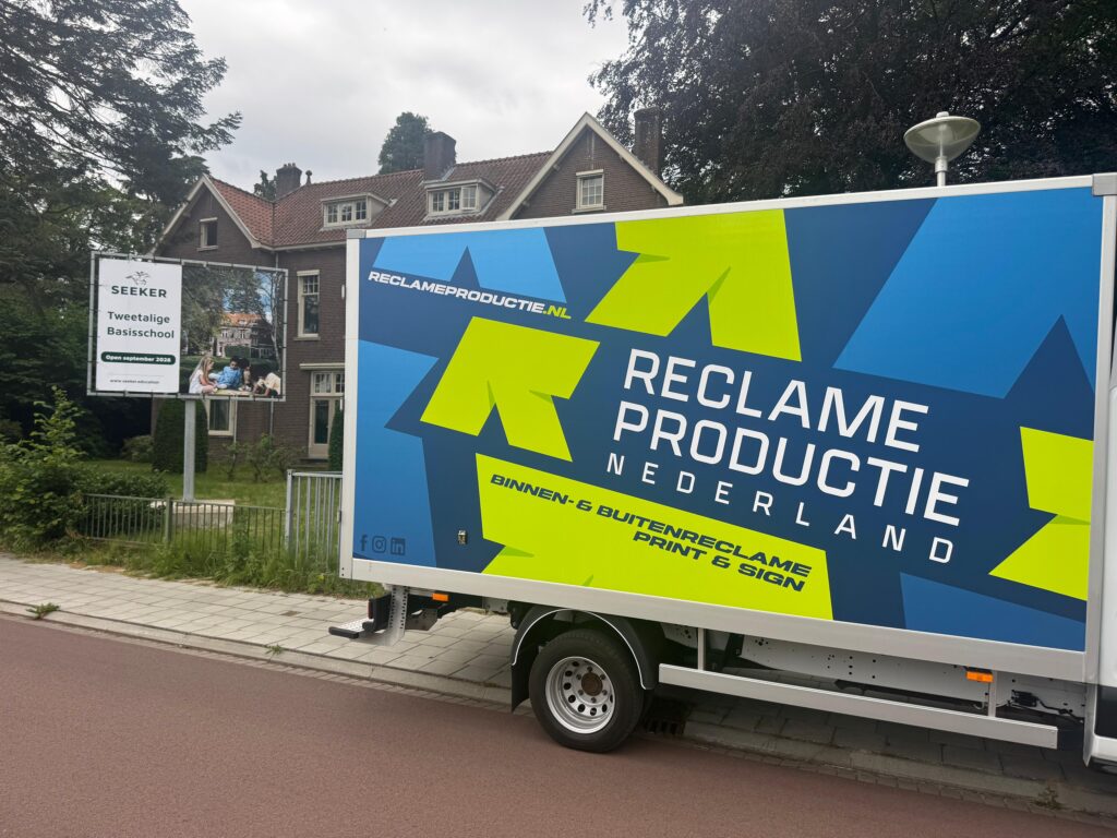 Reclamezuil in betonnen voet nabij bus Reclame Productie Nederland
