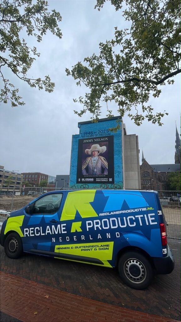 xxl spandoek met reclame productie auto bij project stadhuisplein eindhoven