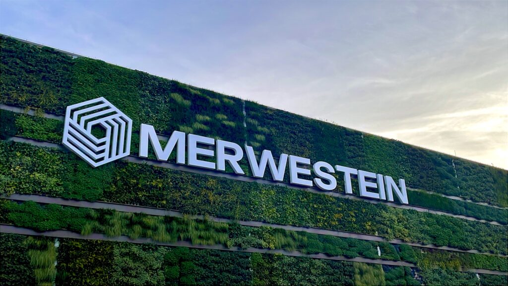 XXL Lichtreclame op levende groene gevel met beplanting