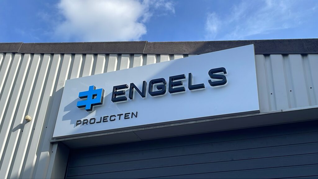 Lichtbak met doosletters gemonteerd aan gevel